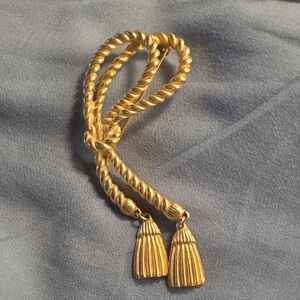 Elegant Gold Toned Twisted Rope Brooch